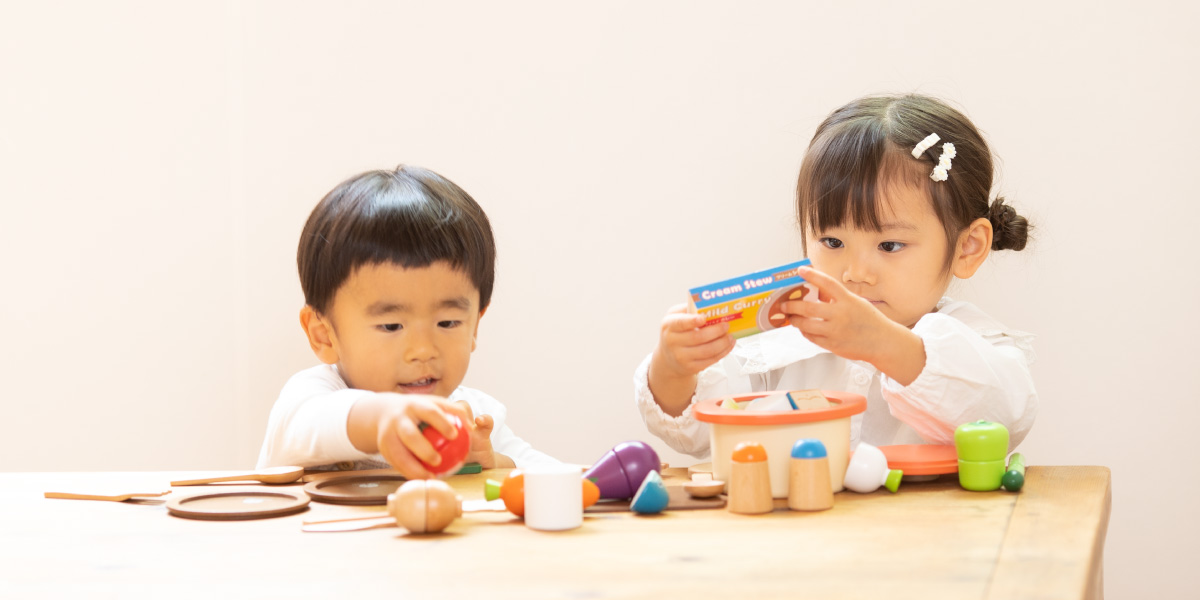 おもちゃで遊ぶ子供たち